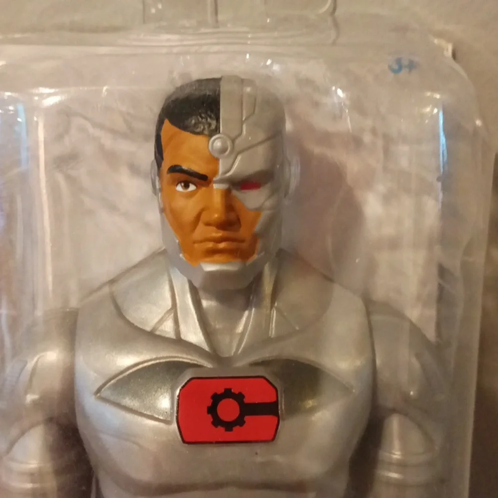 DC Cyborg Action Figure - Picture 2 of 4